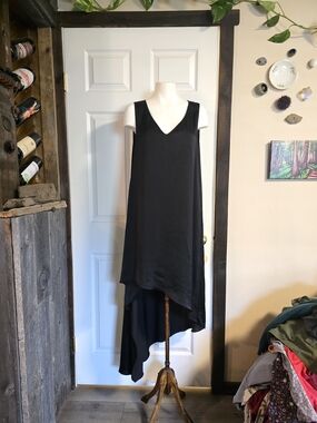 BCBGMaxAzria Black Sleeveless High-Low V-Neck Dress